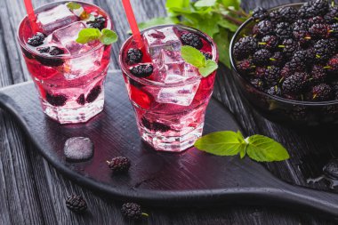 dut buz ve siyah ahşap bir masa üzerinde taze nane kokteyli. canlandırıcı yaz içeceği