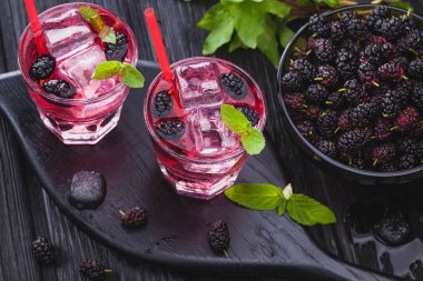 dut buz ve siyah ahşap bir masa üzerinde taze nane kokteyli. canlandırıcı yaz içeceği