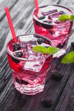 dut buz ve siyah ahşap bir masa üzerinde taze nane kokteyli. canlandırıcı yaz içeceği