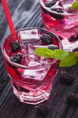 dut buz ve siyah ahşap bir masa üzerinde taze nane kokteyli. canlandırıcı yaz içeceği