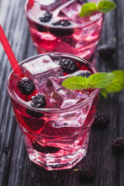 dut buz ve siyah ahşap bir masa üzerinde taze nane kokteyli. canlandırıcı yaz içeceği