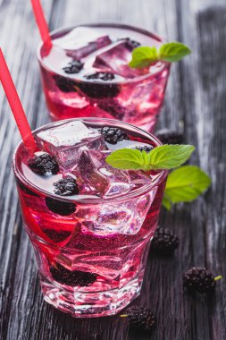 dut buz ve siyah ahşap bir masa üzerinde taze nane kokteyli. canlandırıcı yaz içeceği