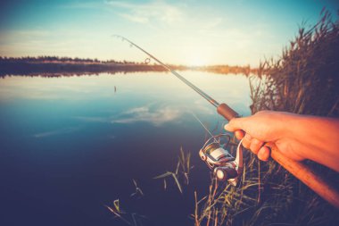 Yaz gölünde dönen ve makaralı el.
