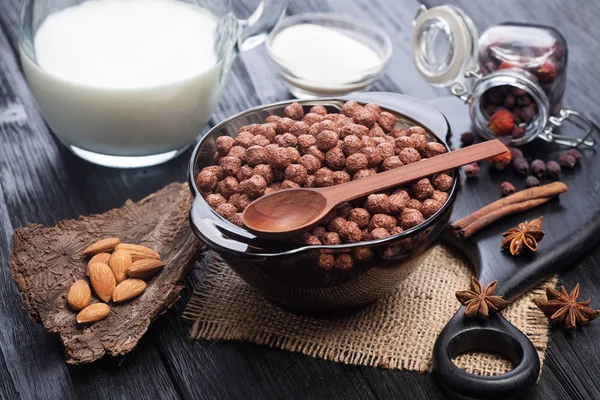 Palline Cioccolato Cereali Ciotola Con Latte Tavolo Legno Rustico Nero — Foto Stock