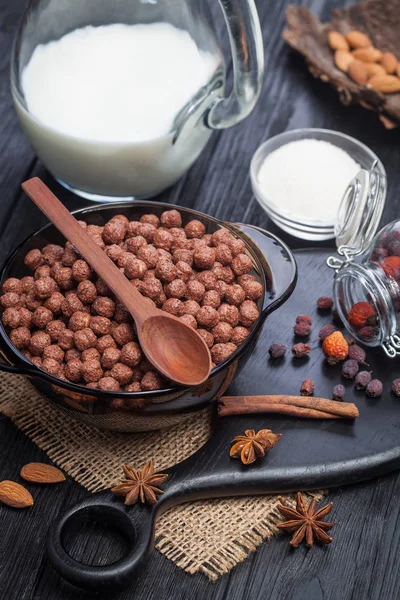 Palline Cioccolato Cereali Ciotola Con Latte Tavolo Legno Rustico Nero — Foto Stock