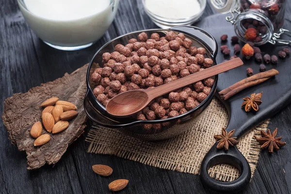 Müsli Schokoladenbällchen Schüssel Mit Milch Auf Schwarzem Rustikalem Holztisch — Stockfoto