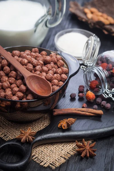 Palline Cioccolato Cereali Ciotola Con Latte Tavolo Legno Rustico Nero — Foto Stock