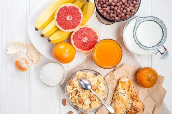 Colazione Sana Sul Tavolo Legno Bianco Ciotola Cornflakes Frutta Succo — Foto Stock