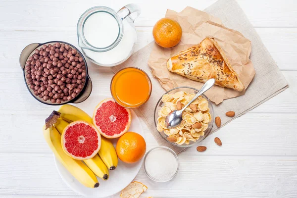 Colazione Sana Sul Tavolo Legno Bianco Ciotola Cornflakes Frutta Succo — Foto Stock