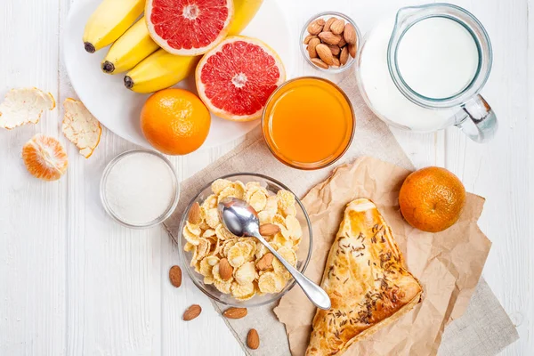 Gezond Ontbijt Witte Houten Tafel Kom Van Cornflakes Fruit Vers — Stockfoto