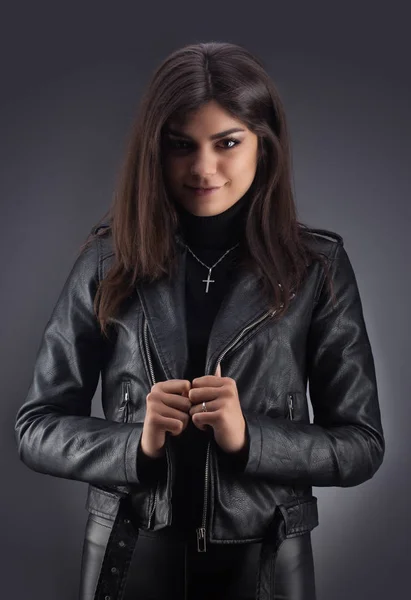 Chica Morena Una Chaqueta Cuero Negro Hermosa Modelo Sobre Fondo — Foto de Stock