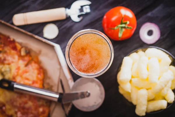 Bardak Sıcak Pizza Eski Ahşap Masa Ile Hafif Bira Üstten — Stok fotoğraf