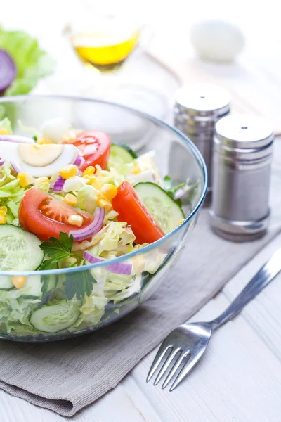新鮮な春野菜のサラダ白い木製のテーブル 朝の朝食 — ストック写真