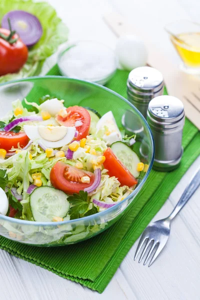 新鮮な春野菜のサラダ白い木製のテーブル 朝の朝食 — ストック写真