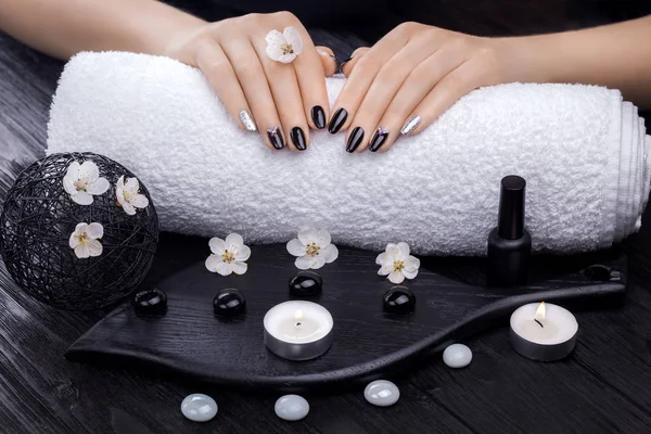 Bela Manicure Preta Com Flor Damasco Velas Toalha Mesa Madeira — Fotografia de Stock