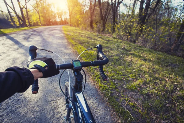 Homem Ciclista Passeios Uma Pitoresca Estrada Florestal Uma Bicicleta Vista — Fotografia de Stock