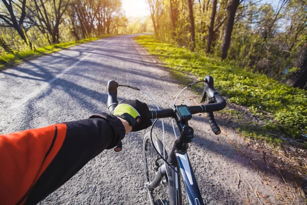 Человек Велосипедист Едет Живописной Лесной Дороге Велосипеде Вид Первого Лица — стоковое фото