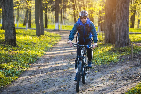 Szczęśliwy Człowiek Rowerzysta Jeździ Drodze Malowniczy Las Rowerze Górskim Ryzykowne — Zdjęcie stockowe