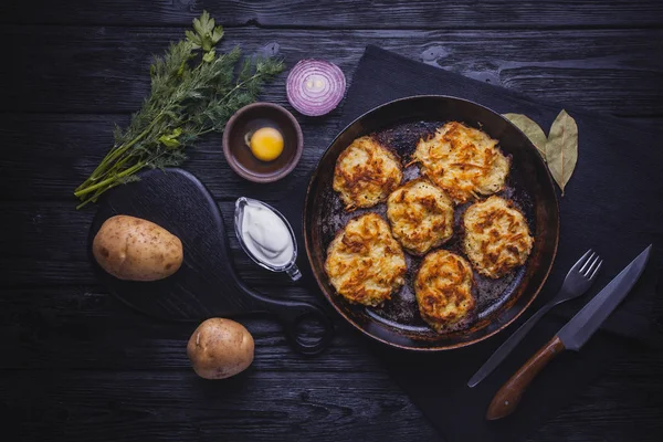 Hausgemachte Traditionelle Kartoffelfritters Auf Schwarzem Holzhintergrund — Stockfoto
