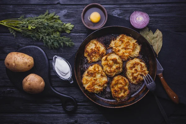 Hausgemachte Traditionelle Kartoffelfritters Auf Schwarzem Holzhintergrund — Stockfoto