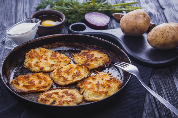 Beignets Pommes Terre Traditionnels Faits Maison Sur Fond Bois Noir — Photo