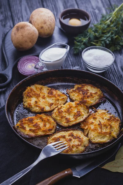 Hausgemachte Traditionelle Kartoffelfritters Auf Schwarzem Holzhintergrund — Stockfoto