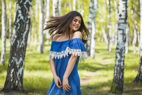 Mulher Morena Jovem Bonita Está Andando Parque Pôr Sol — Fotografia de Stock