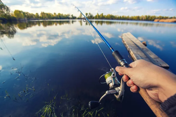 Mano Con Filatura Mulinello Sul Lago Estivo — Foto Stock