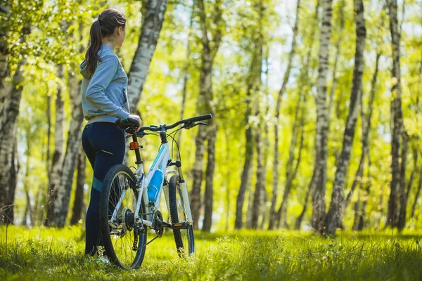 Donna Carina Ciclista Mountain Bike Sulla Pista Forestale Betulla — Foto Stock