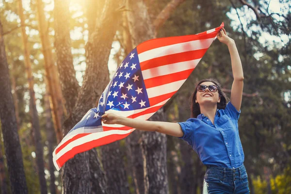 Ευτυχής Χαμογελαστοί Νεαρή Γυναίκα Εθνική Αμερικανική Σημαία Εξωτερικούς Χώρους Ημέρα — Φωτογραφία Αρχείου