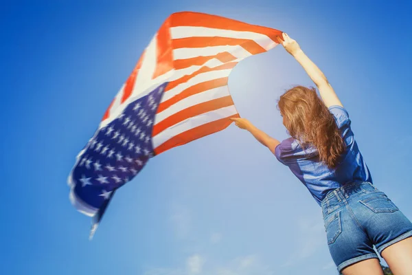 Gelukkig Lachende Jonge Vrouw Met Amerikaanse Vlag Tegen Blauwe Hemel — Stockfoto