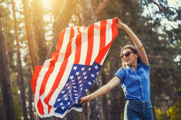 Heureuse Jeune Femme Souriante Avec Drapeau National Américain Extérieur Jour — Photo