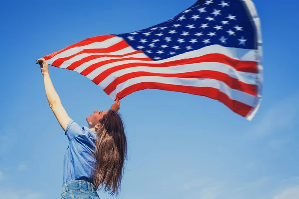 Ulusal Amerikan Bayrağı Mavi Gökyüzü Ile Mutlu Gülümseyen Genç Kadın — Stok fotoğraf