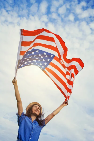 Gelukkig Lachende Jonge Vrouw Met Amerikaanse Vlag Tegen Blauwe Hemel — Stockfoto