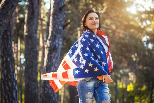 Lykkelig Smilende Ung Kvinde Med National Amerikansk Flag Udendørs Uafhængighedsdag - Stock-foto