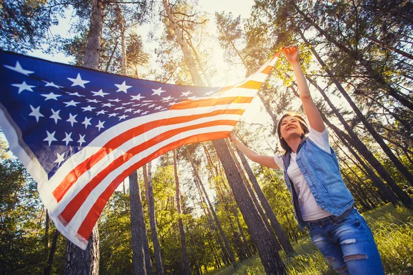Feliz Joven Sonriente Con Bandera Nacional Americana Aire Libre Día — Foto de Stock