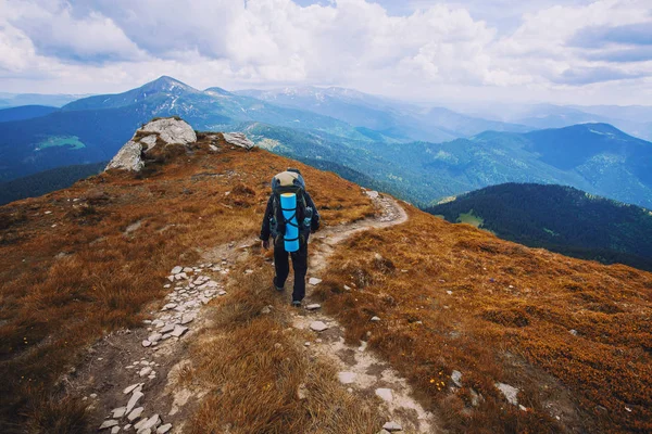 一位游客沿着一条蜿蜒的山路散步 夏天在山里散步 — 图库照片