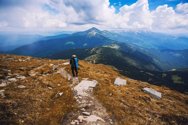 Turist Promenader Längs Slingrande Skogsstig Sommaren Vandrar Bergen — Stockfoto