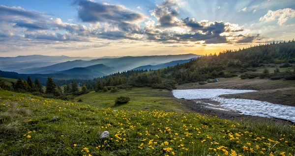 Piękny Wschód Słońca Górach Karpackich Fotografia Krajobraz — Zdjęcie stockowe