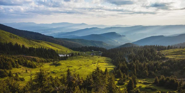 güzel gündoğumu Karpat Dağları'nda. manzara fotoğrafçılığı