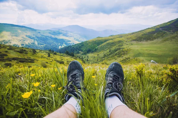 Hiking Boots Having Fun Enjoying Wonderful Breathtaking Mountain View Carpathian — Stock Photo, Image