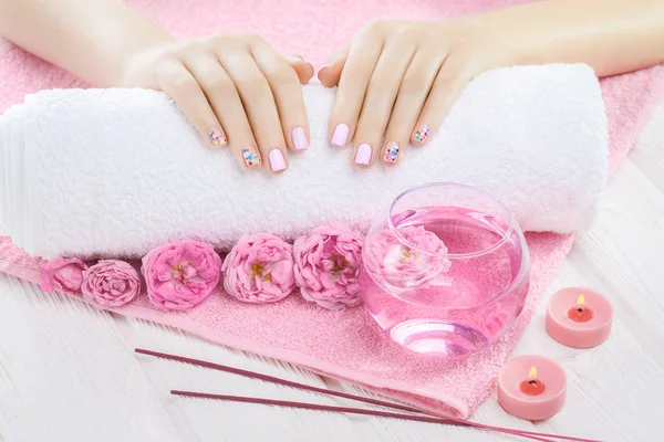 Piękny Manicure Różowy Wystrój Tea Róża Ręcznik Świeca Biały Drewniany — Zdjęcie stockowe