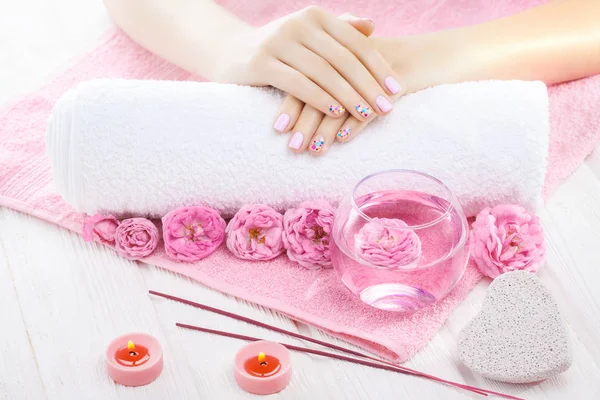 dekor, gülü, havlu ve Beyaz ahşap masa mum ile güzel pembe manikür. Spa