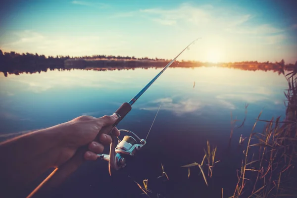 Mano Con Giro Carrete Lago Verano — Foto de Stock