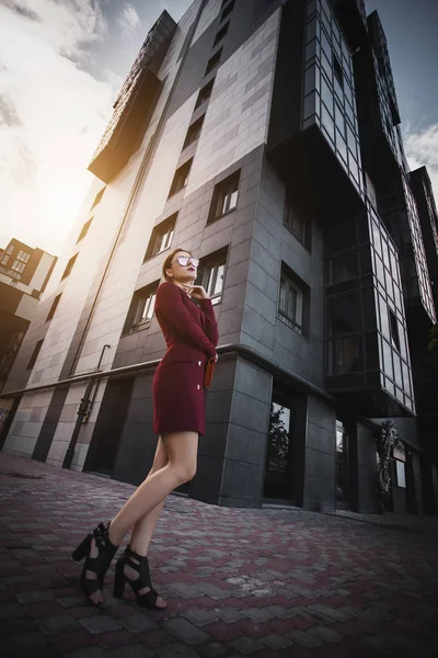 Zakenvrouw Lopen Buiten Stad Kantoor Werknemer Het Centrum Van — Stockfoto