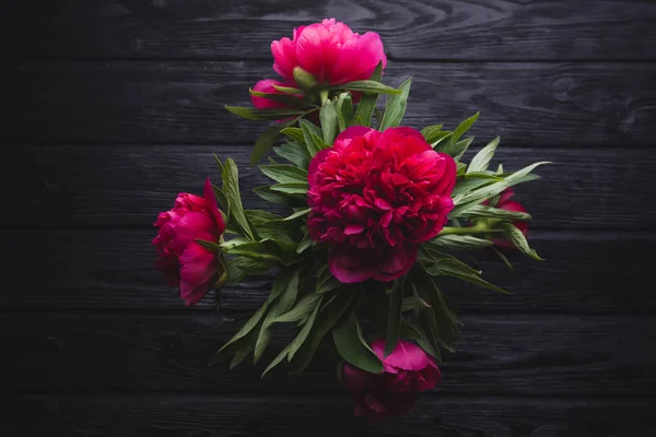 Siyah Bir Ahşap Zemin Üzerine Kırmızı Peonies Buket — Stok fotoğraf