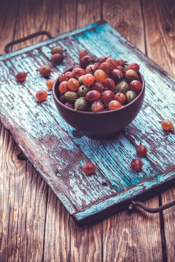 bektaşi üzümü tablo ile eski turkuaz ahşap tepsi. ahşap arka plan