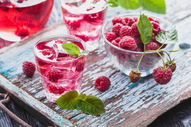 Kırmızı Ahududu buz ve eski ahşap bir masa üzerinde taze nane kokteyli. canlandırıcı yaz içeceği