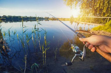 Yaz gölünde dönen ve makaralı el.