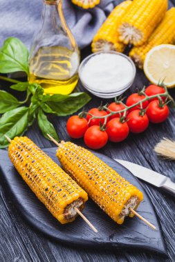 Siyah ahşap masa üzerinde lezzetli ızgara mısır